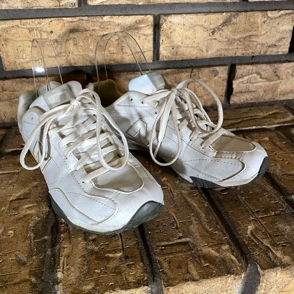 New balance white tennis shoes‎